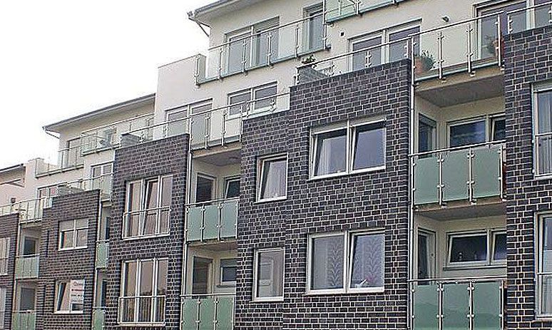 Wohnungen mit Glas und Stahl Balkonen