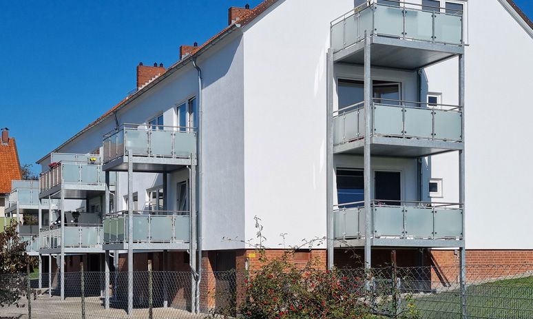 Wohnhäuser mit Balkonen aus Glas