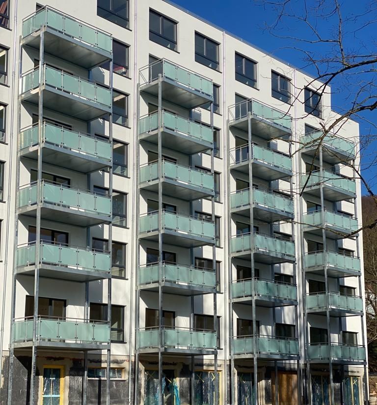 Balkonsysteme in Wohnhäusern aus Glas und Stahl