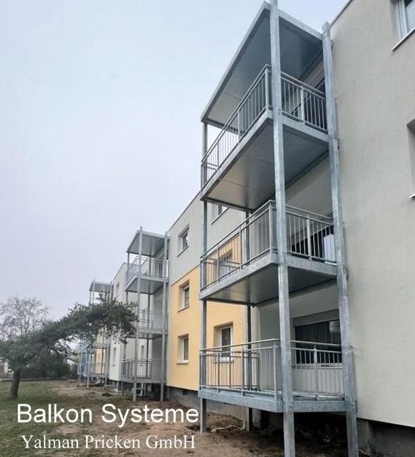 Balkonsystem aus Stahl von der Seite