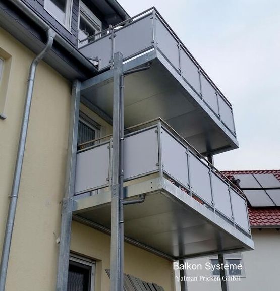 Balkon-Anlage aus feuerverzinktem Stahl
