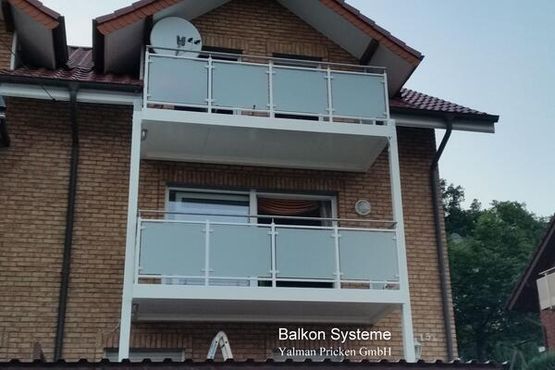 Balkon-Anlage Pulverbeschichtung RAL 9010 weiß