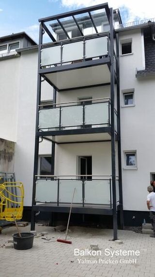 Balkon-Anlage über 3 Etagen mit Dach