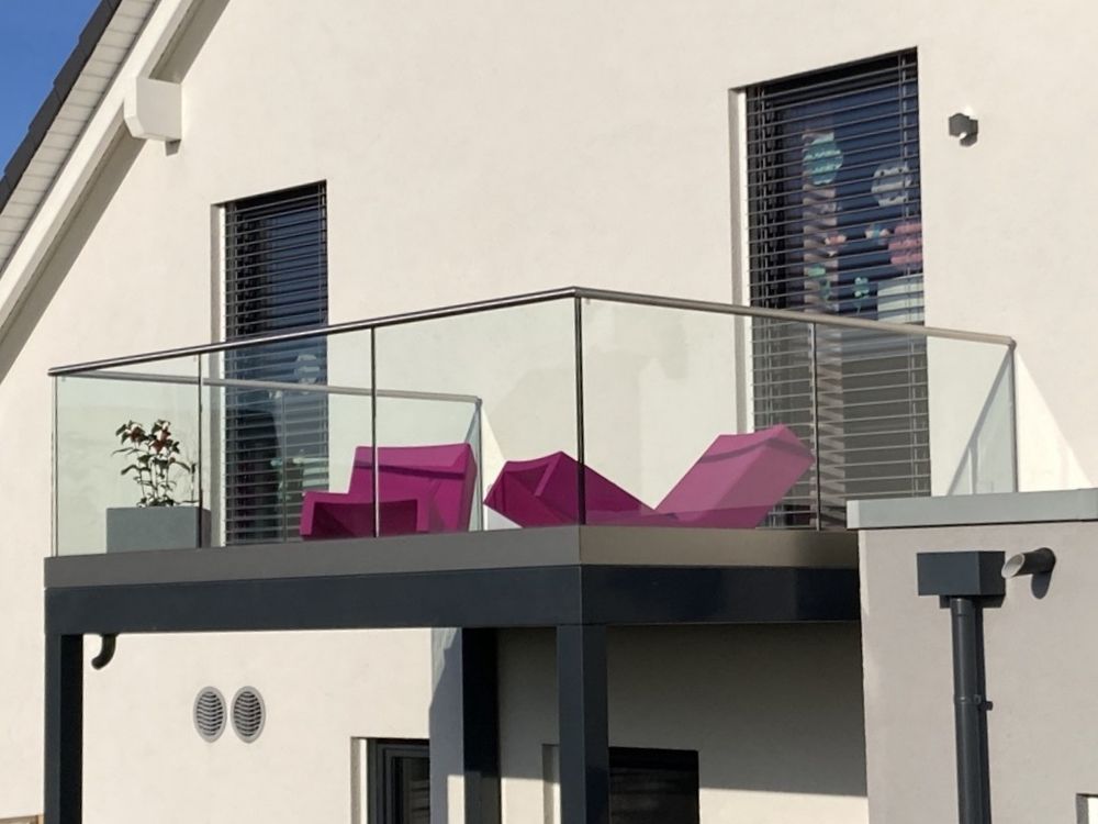Glasbalkon auf der zweiten Etage