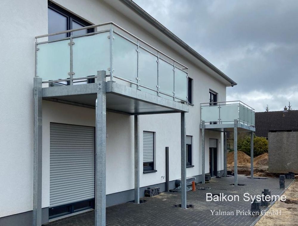 Glas und Stahl Balkone auf der zweiten Etage
