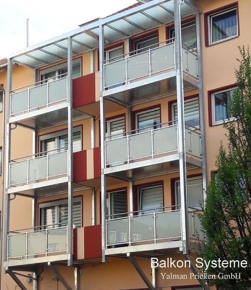 Material Stahl feuerverzinkt, Geländer mit Glas